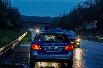 Stgt. Weilimdorf: Pkw kommt an Bordsteinkante und kracht in Leitplanke